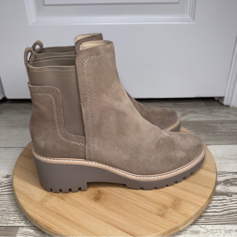 Dolce Vita Haily‎ Taupe Suede Chelsea Ankle Boots Lug Sole Women’s 7.5M